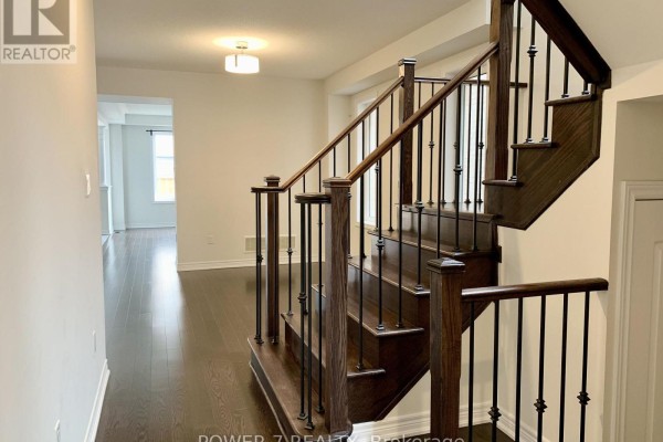 Family room - 3 Falconridge Terrace, East Gwillimbury, ON L9N0R2 Photo 3