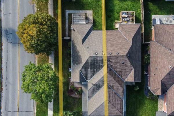 Aerial view of a house and lot with yellow lines indicating property boundaries. - 3 Jackson Court W, Welland