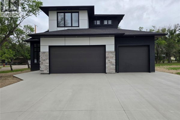 3 Kenney Crescent, Weyburn, SK, photo 2