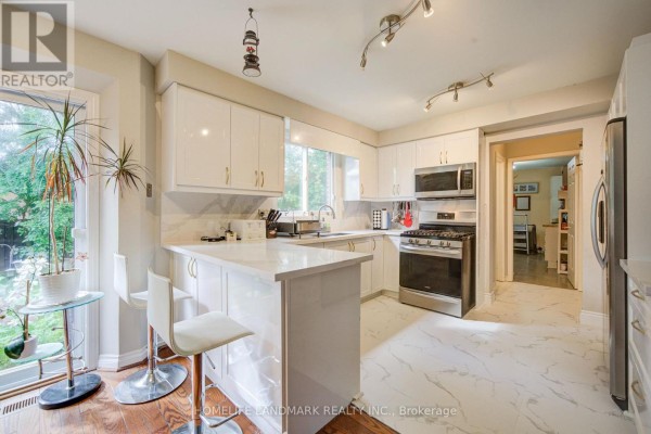 Kitchen - 3 Ruddell Place, Toronto, ON M1C3E4 Photo 3