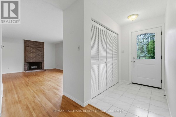 Living room - 3 Sandwell Crescent, Ottawa, ON K2K1V2 Photo 3