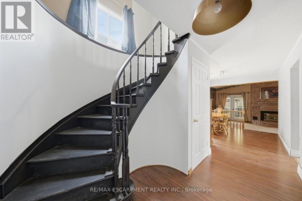 3 Twinoaks Crescent, Hamilton, ON, photo 2