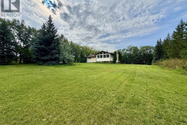 Living room - #3 West Park Drive, Battleford, SK S0M0E0 Photo 3
