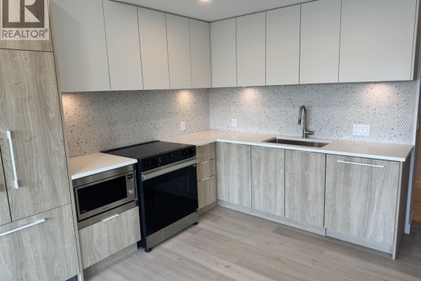 30* 1616 Lloyd Avenue, North Vancouver, BC V7P1S5 Photo 3