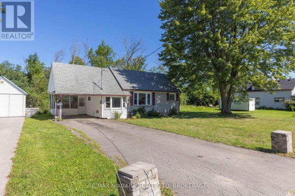 Living room - 30 A Avenue, Fort Erie, ON L2A1C9 Photo 2