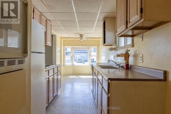 Bedroom 2 - 30 A Avenue, Fort Erie, ON L2A1C9 Photo 5