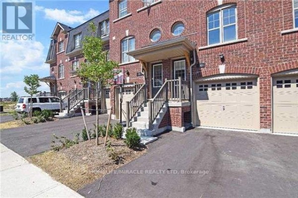Living room - 30 Battalion Road, Brampton, ON L7A4B5 Photo 2