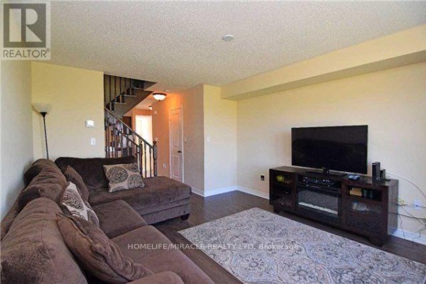 Family room - 30 Battalion Road, Brampton, ON L7A4B5 Photo 5