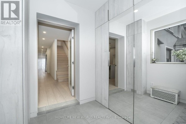 Dining room - 30 Carling Avenue, Toronto, ON M6G3S1 Photo 2