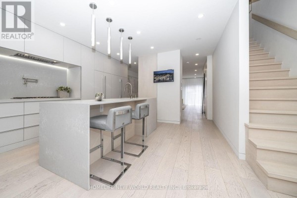 Kitchen - 30 Carling Avenue, Toronto, ON M6G3S1 Photo 3