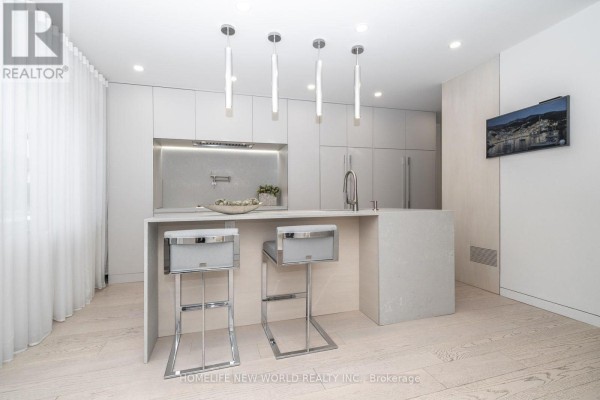 Primary Bedroom - 30 Carling Avenue, Toronto, ON M6G3S1 Photo 4