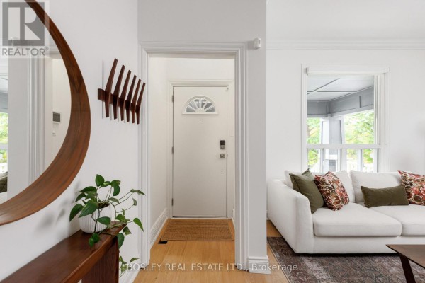 Living room - 30 Caroline Avenue, Toronto, ON M4M2X7 Photo 2