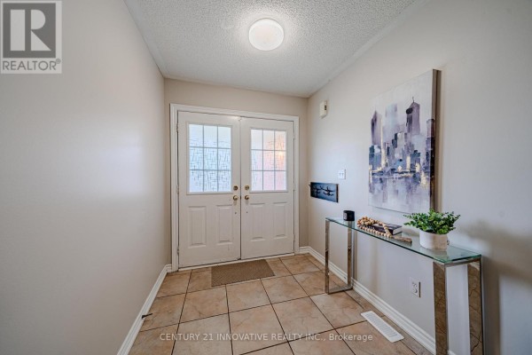 Kitchen - 30 Castle Green Drive, Whitby, ON L1R2P9 Photo 4