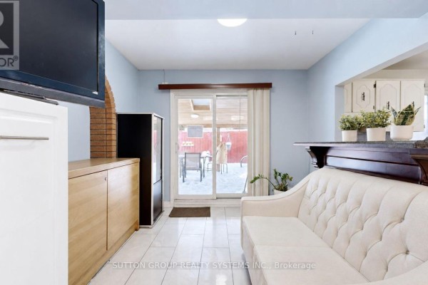 Dining room - 30 Coronado Court, Toronto, ON M9M1S7 Photo 5