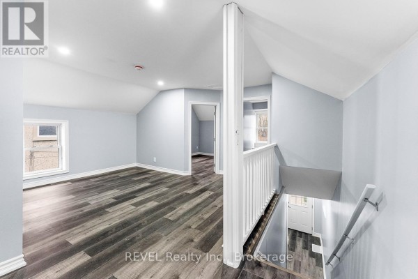 30 Division Street, St  Catharines, ON L2R3G2 Photo 3