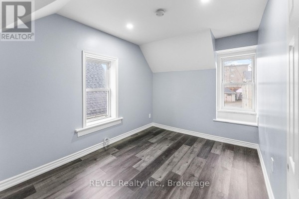 30 Division Street, St  Catharines, ON L2R3G2 Photo 4