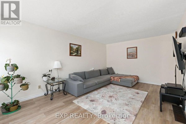 Eating area - 30 Harrison Avenue, Aurora, ON L4G1E1 Photo 5