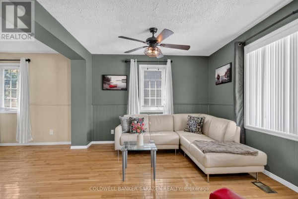 Living room - 30 Harrold Place, Ottawa, ON K1Z7N5 Photo 5