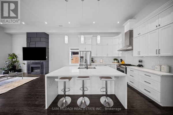 Family room - 30 Maple Avenue N, Mississauga, ON L5H2S1 Photo 5