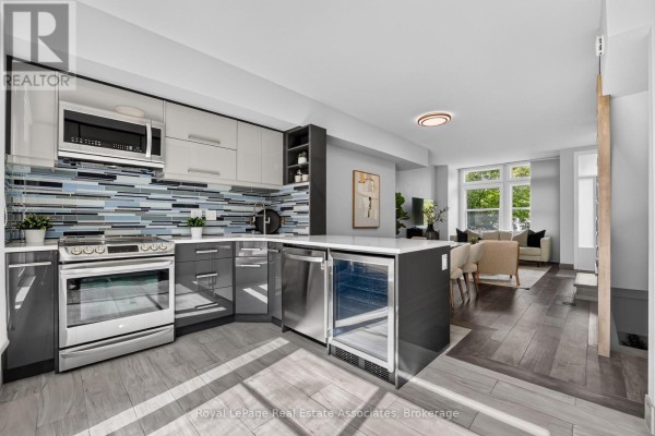 Dining room - 30 Michael Power Place, Toronto, ON M9A5G9 Photo 3