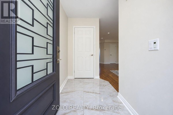Family room - 30 Morningdew Crescent, Brampton, ON L6R1K5 Photo 4