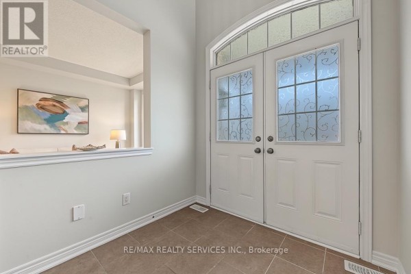 Family room - 30 Naperton Drive, Brampton, ON L6R0Z5 Photo 5