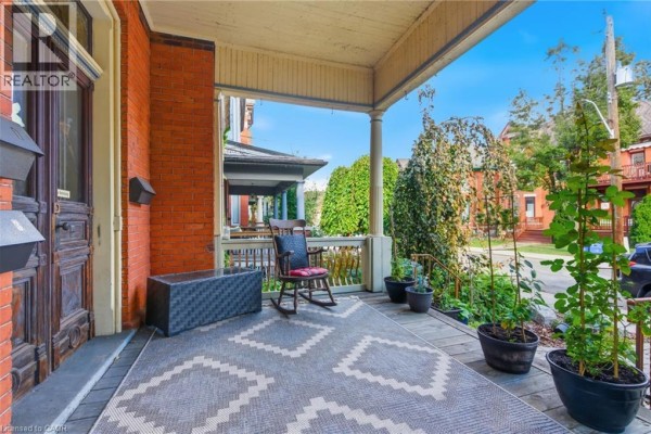 Eat in kitchen - 30 Ontario Avenue, Hamilton, ON L8N2X2 Photo 4