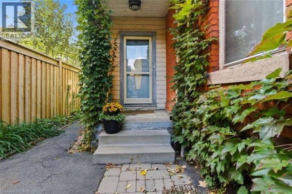 Sitting room - 30 Ontario Avenue, Hamilton, ON L8N2X2 Photo 5