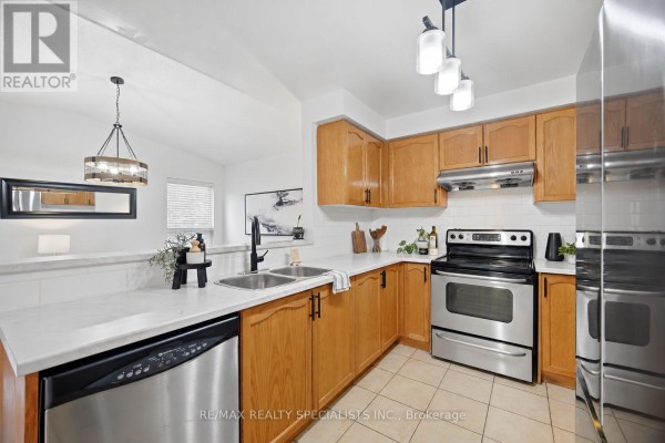 Dining room - 30 Passfield Trail, Brampton, ON L6P1T8 Photo 5