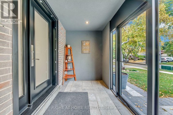 30 Penwick Crescent, Richmond Hill, ON L4C5B4 Photo 2