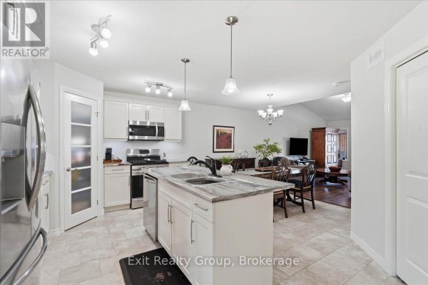 Bathroom - 30 Sandhu Crescent, Belleville, ON K8P0G6 Photo 4