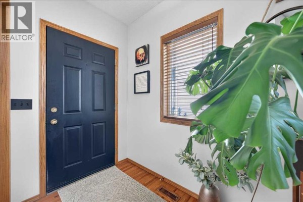 Foyer - 30 Sierra Nevada Way Sw, Calgary, AB T3H3M6 Photo 4