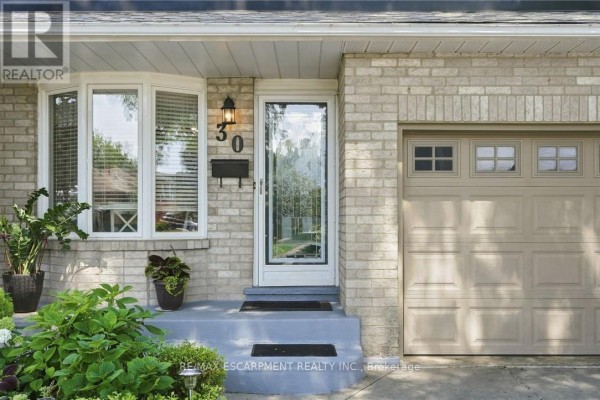 30 Twinoaks Crescent, Hamilton, ON, photo 2