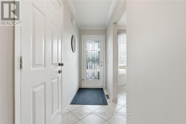 30 Twinoaks Crescent, Hamilton, ON, photo 3