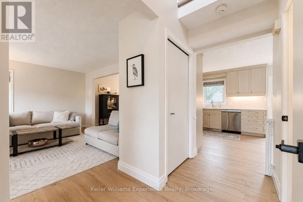 Living room - 300 4th Avenue W, Owen Sound, ON N4K4V2 Photo 5