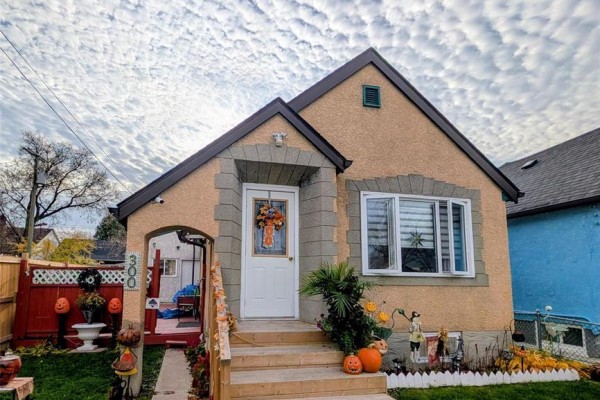 Eat in kitchen - 300 Burrows Avenue, Winnipeg, MB R2W1Z6 Photo 2