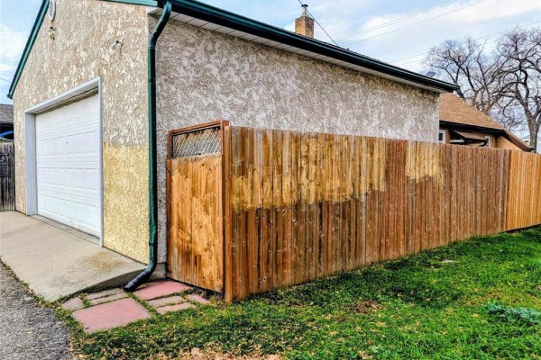 Primary Bedroom - 300 Burrows Avenue, Winnipeg, MB R2W1Z6 Photo 3