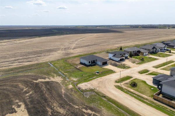 Living room - 300 Caron Road N, St Francois Xavier, MB R4L1A4 Photo 4