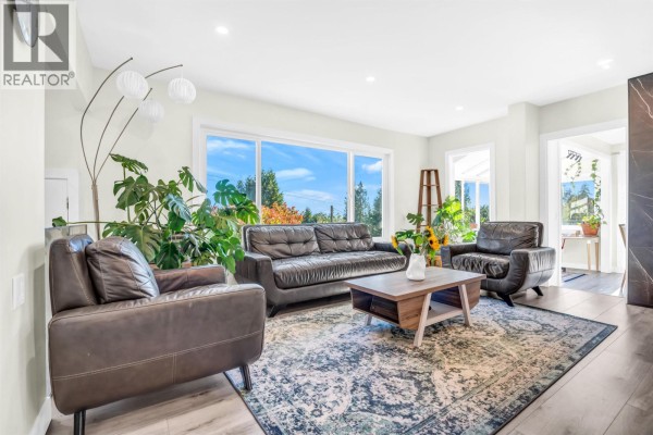 300 W Balmoral Road, North Vancouver, BC V7N2V3 Photo 2