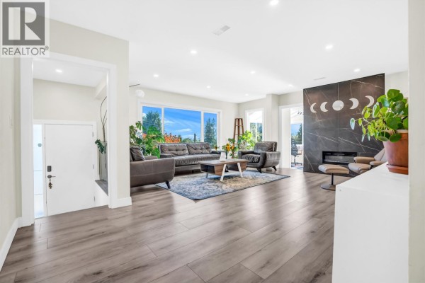 300 W Balmoral Road, North Vancouver, BC V7N2V3 Photo 3
