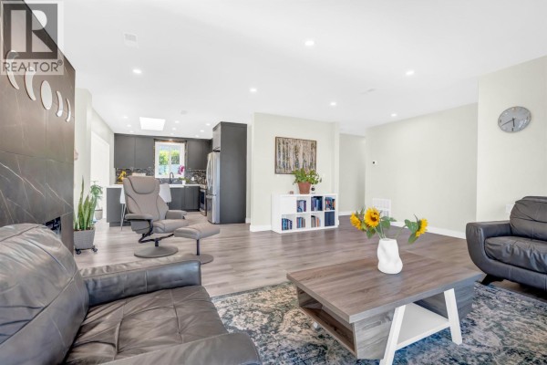 300 W Balmoral Road, North Vancouver, BC V7N2V3 Photo 5