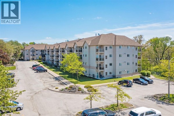 4pc Ensuite bath - 3000 Sandwich Street Unit# 309, Windsor, ON N9G4C3 Photo 2