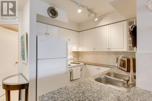 Den - 3003 - 210 Victoria Street, Toronto, ON M5B2R3 Photo 5