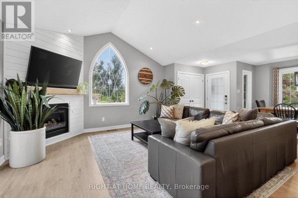 Primary Bedroom - 3005 Mason Drive, Innisfil, ON L9S2J8 Photo 4