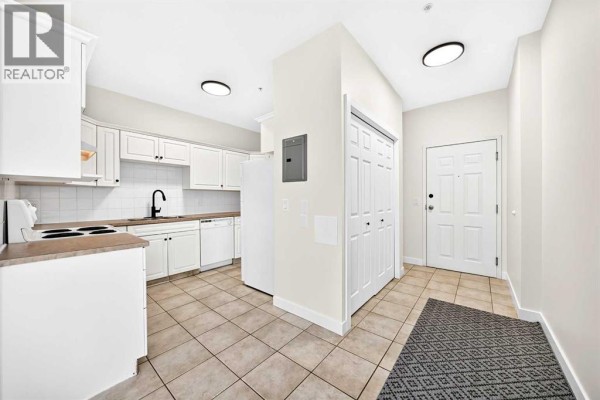 4pc Bathroom - 301, 1905 Centre Street Nw, Calgary, AB T2E2S7 Photo 4