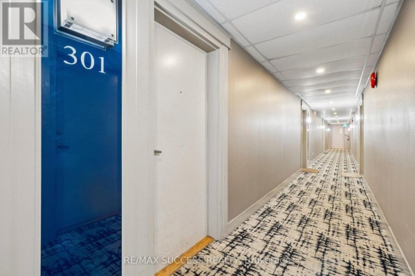 Bedroom 2 - 301 - 1000 Sheppard Avenue W, Toronto, ON M3H2T6 Photo 5