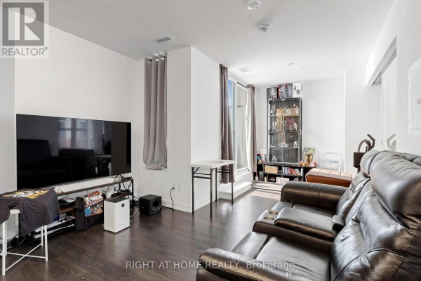 Primary Bedroom - 301 - 3100 Keele Street, Toronto, ON M3M0E1 Photo 4