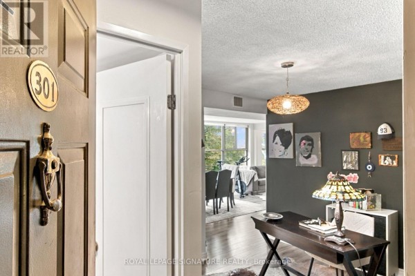 Living room - 301 - 65 Scadding Avenue, Toronto, ON M5A4L1 Photo 2