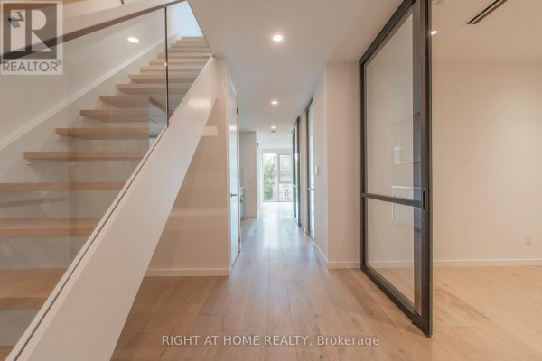 Living room - 301 - 778 Queen Street E, Toronto, ON M4M1H4 Photo 4
