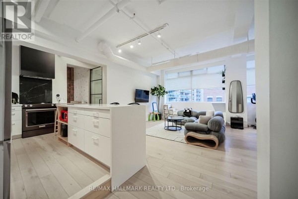 Living room - 301 - 80 Sherbourne Street, Toronto, ON M5A2R1 Photo 2